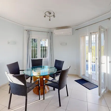 Cisne By On Travel * Oliva